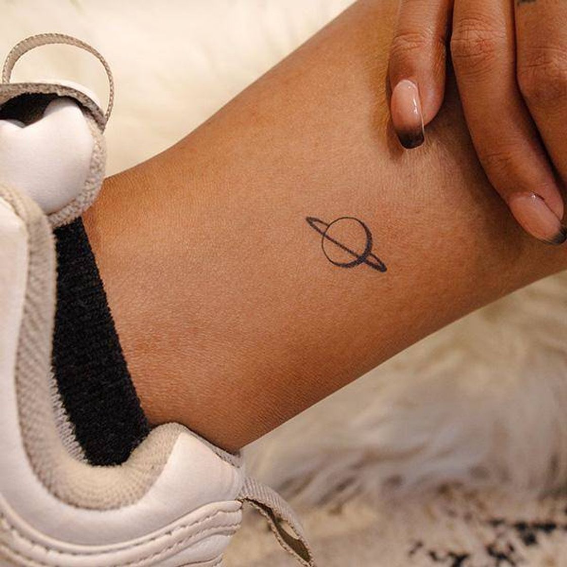 Fashion tatuagem de saturno pequena