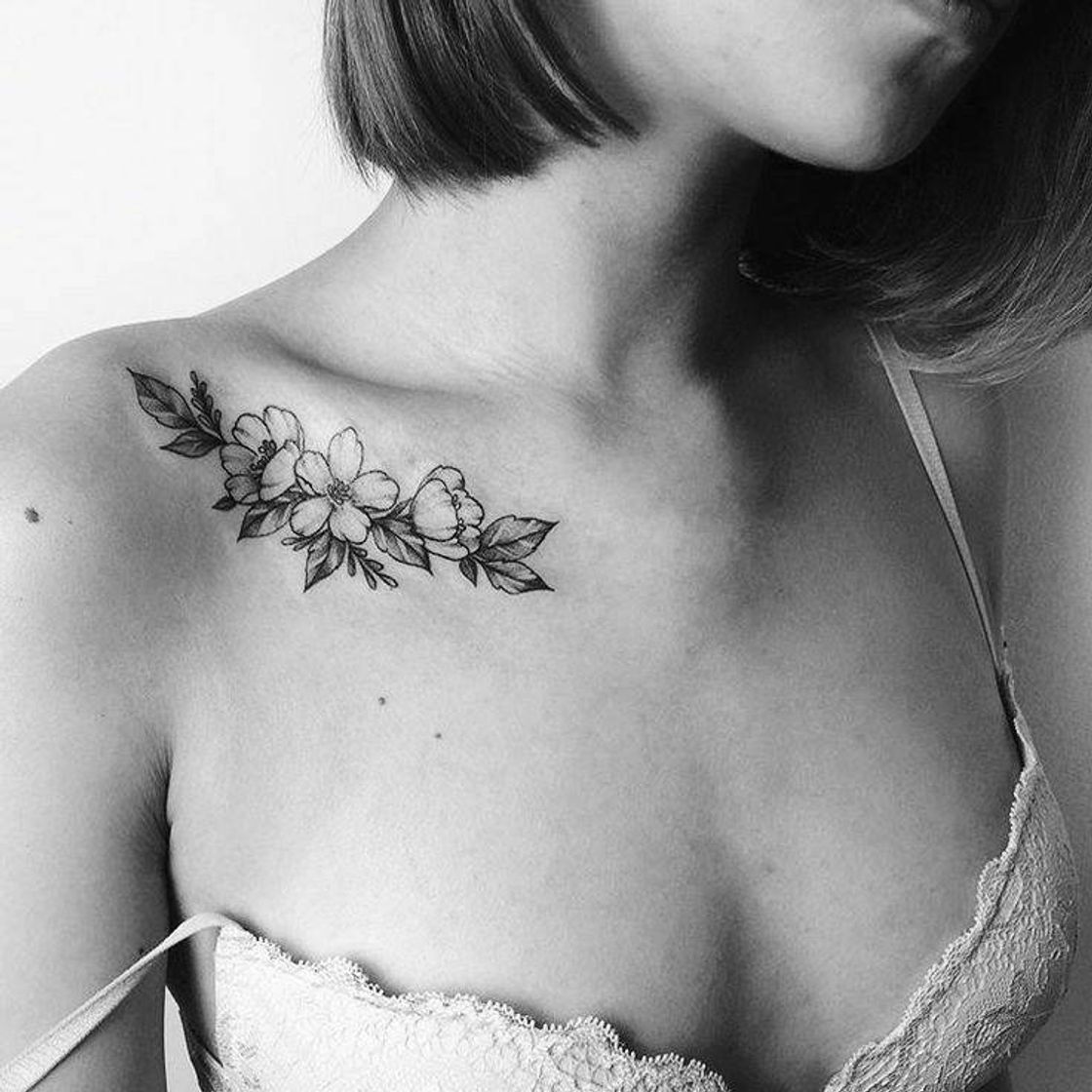 Moda Tatuagem delicada na clavícula 