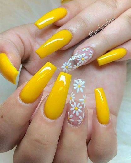 Unhas na cor amarela, inspiração na flor girasol 