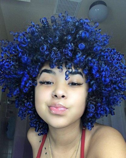 Cacheada com cabelo azul💙