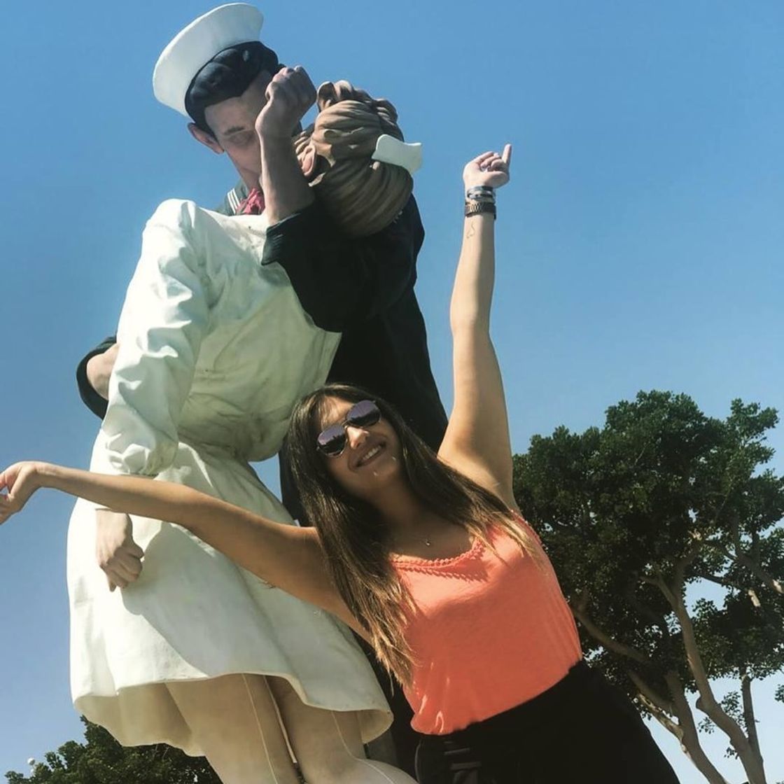 Lugar Unconditional Surrender Statue