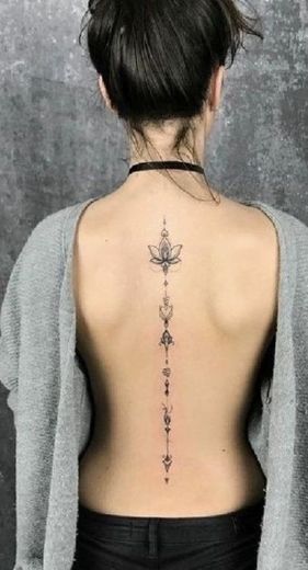 Hermoso tatuaje en espalda 
