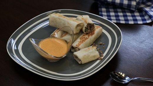 Burritos de carne con dip de chorizo| Recetas Nestlé