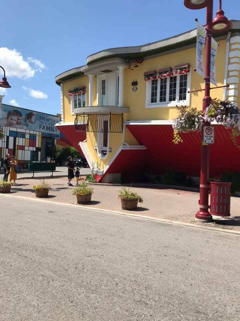 Lugar Upside Down House