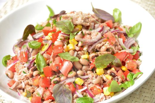 Salada de atum com feijão pardinho.