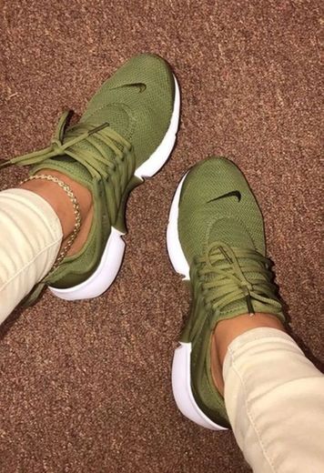 Nike color verde musgo 