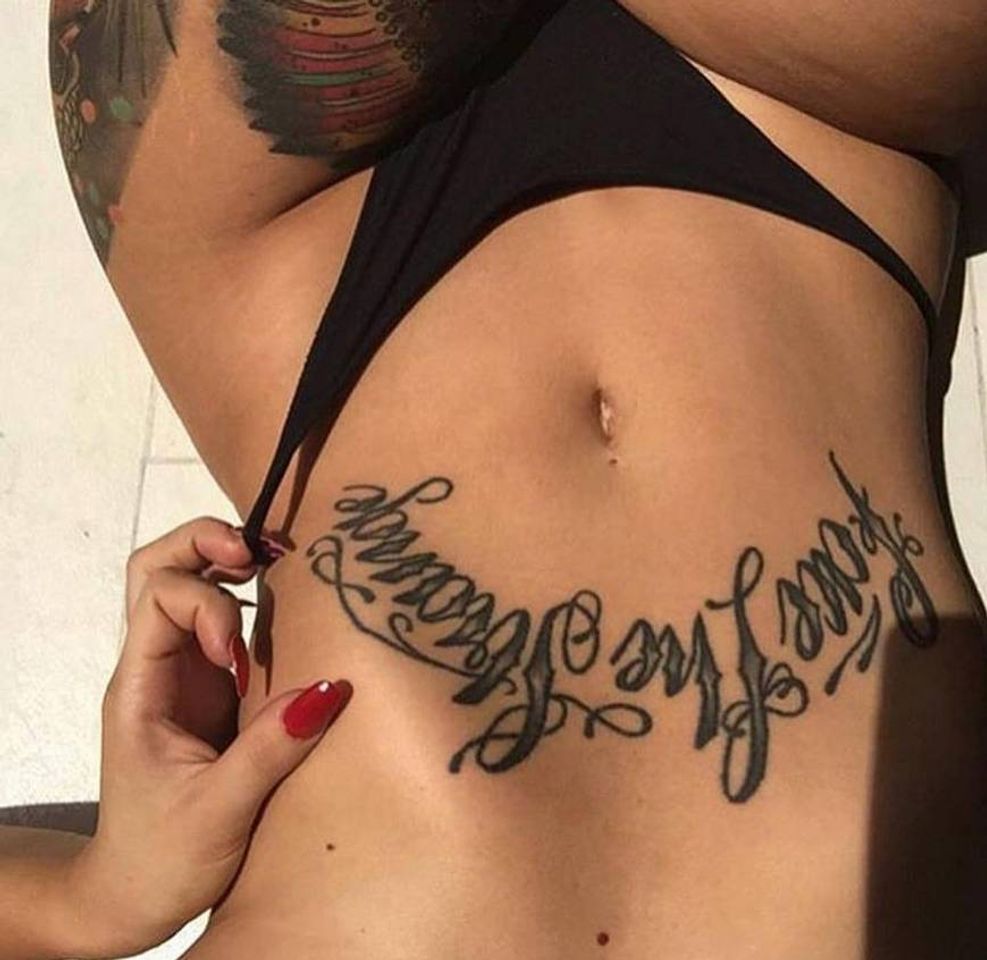 Fashion Idea de tatuaje en el abdomen 😍