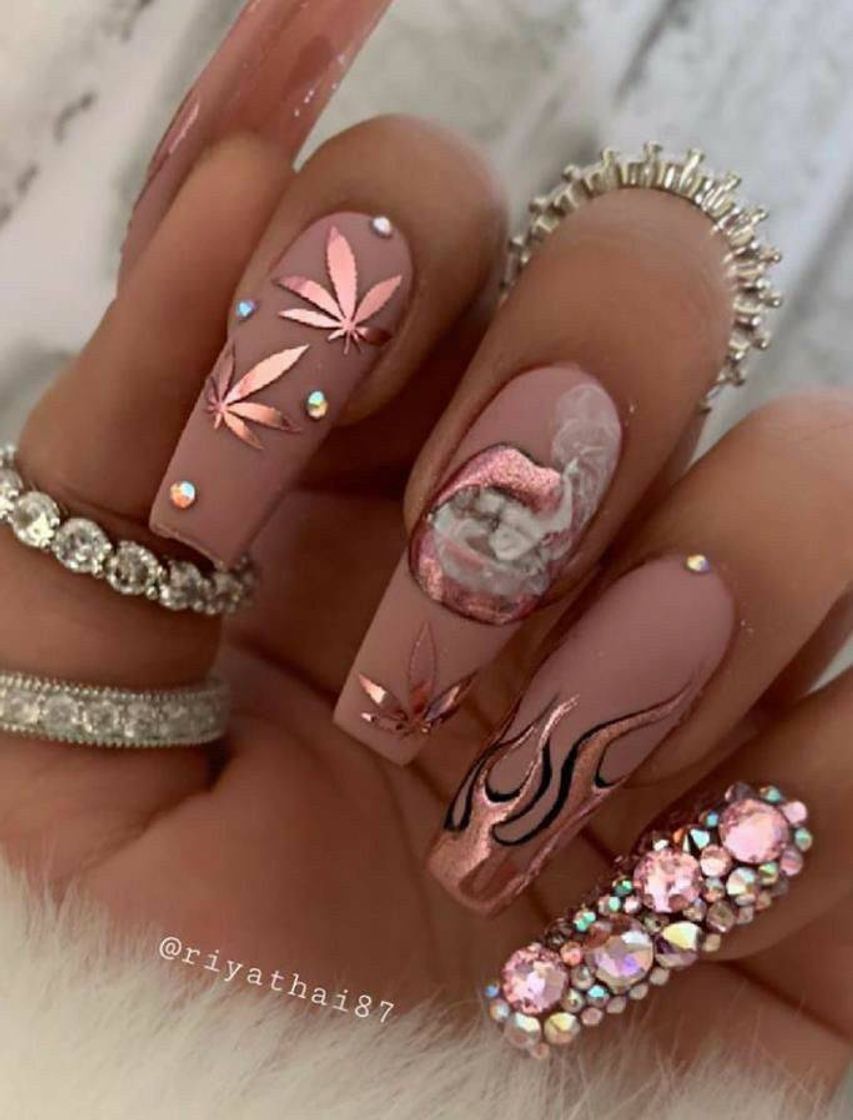 Social Unhas canabis girl