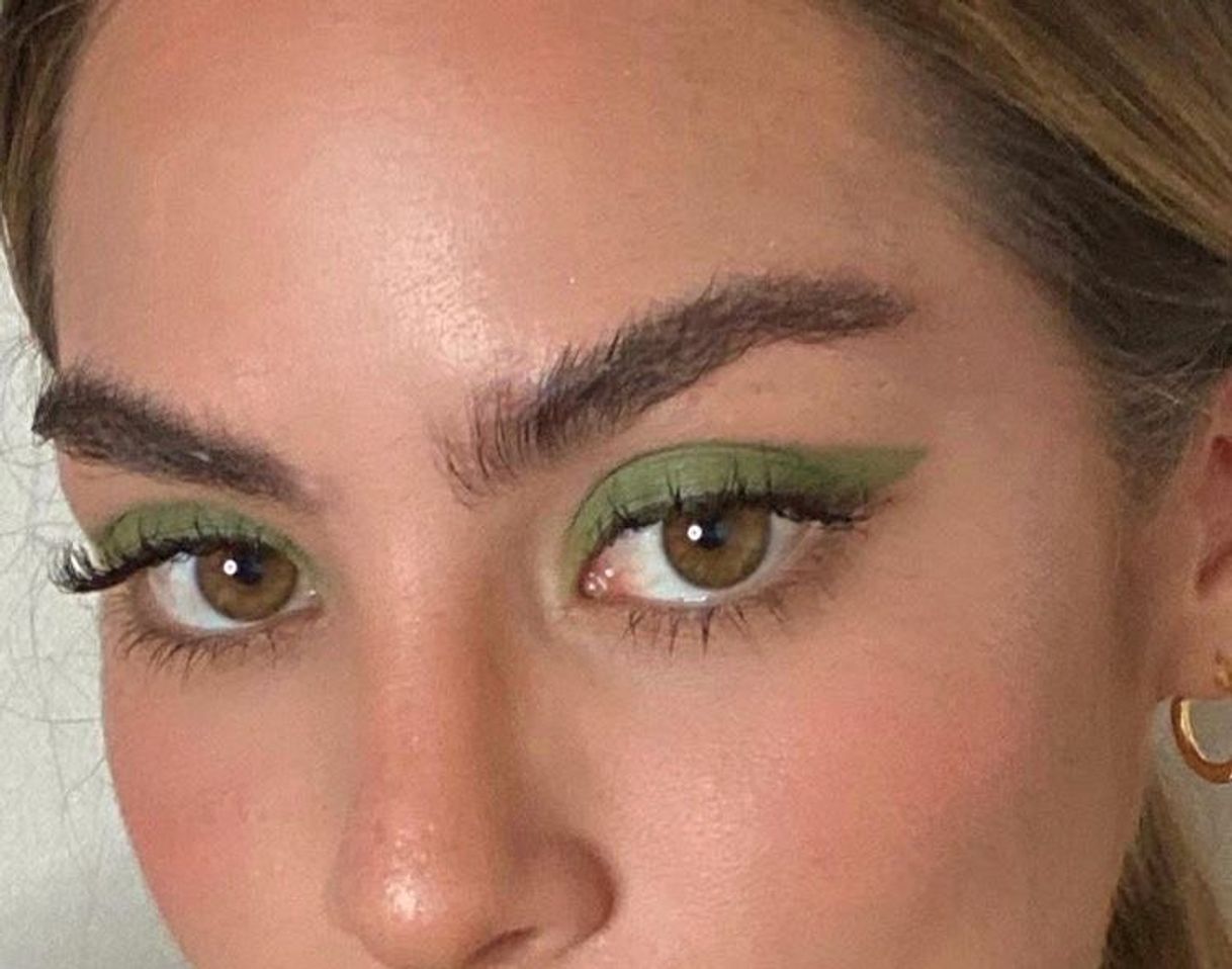 Fashion green makeup look