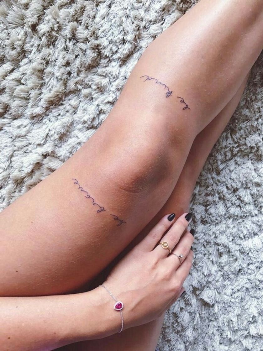 Fashion Tatuagem delicada na perna