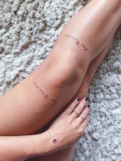 Tatuagem delicada na perna
