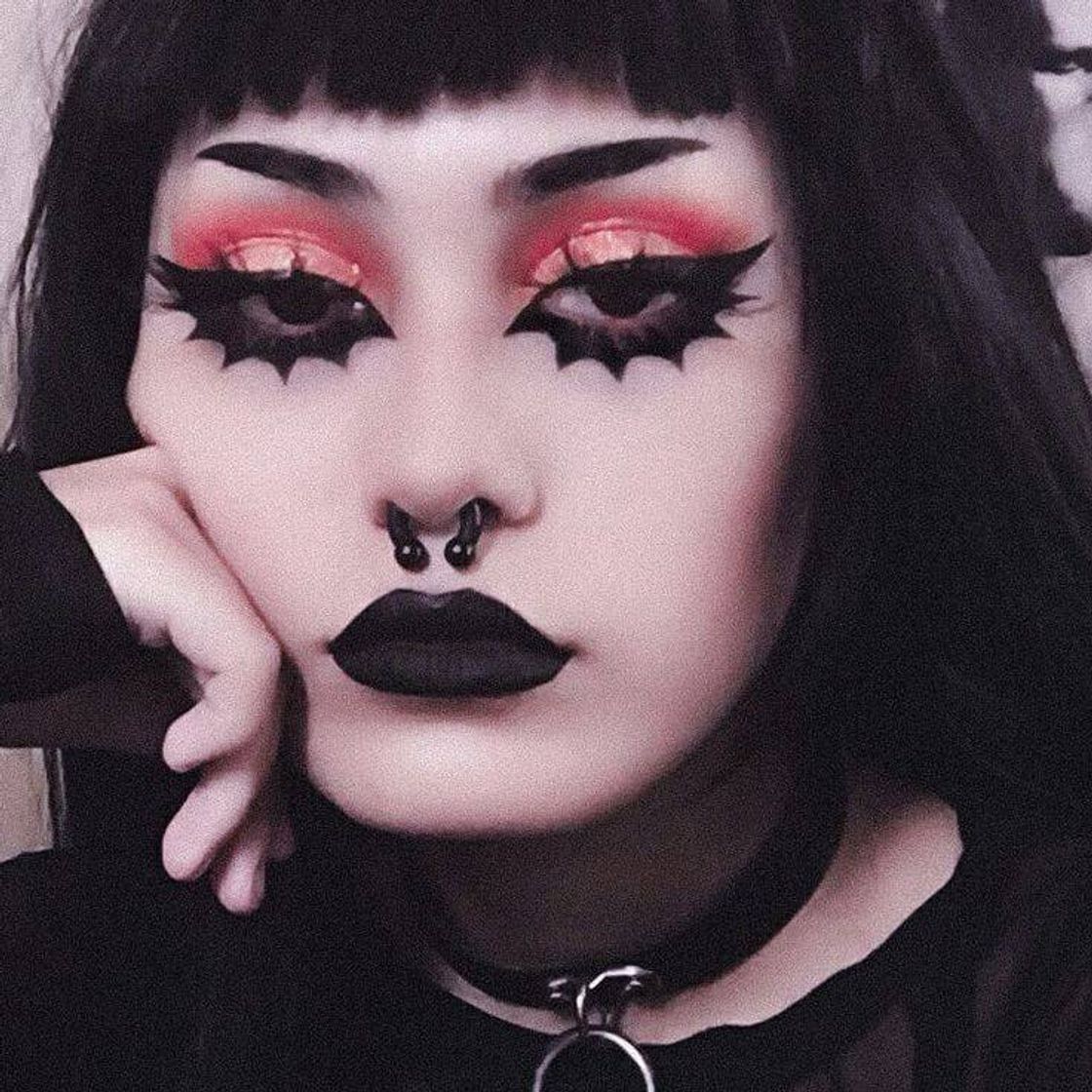 Social makeup goth girl