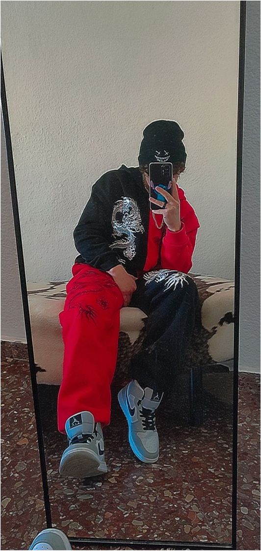 Moda Shein :Gorro  Sudadera y Pantalón con estampado de dragón, zapatillas  Nike Air Jordan 1