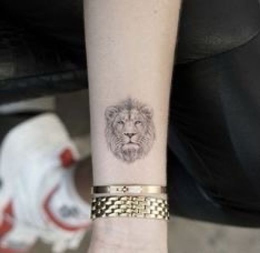 tattoo leão minimalista