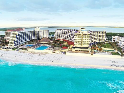 Crown Paradise Club Cancun