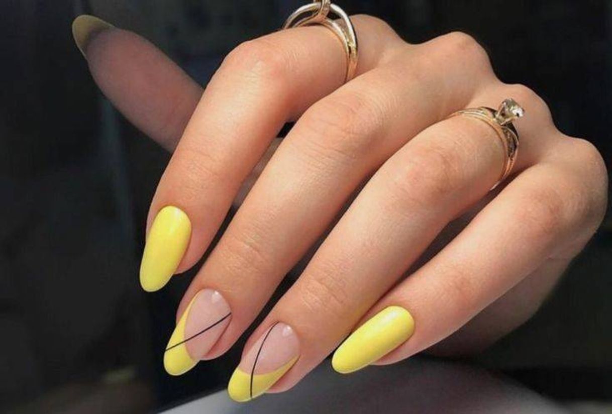 Moda  yellow Nails