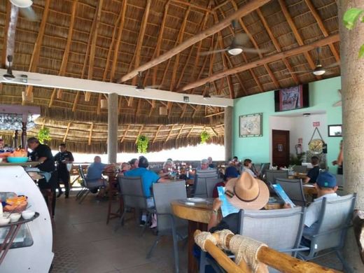 Mariscos El Gordo (on the beach)