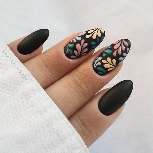 Nailart preta com detalhes coloridos