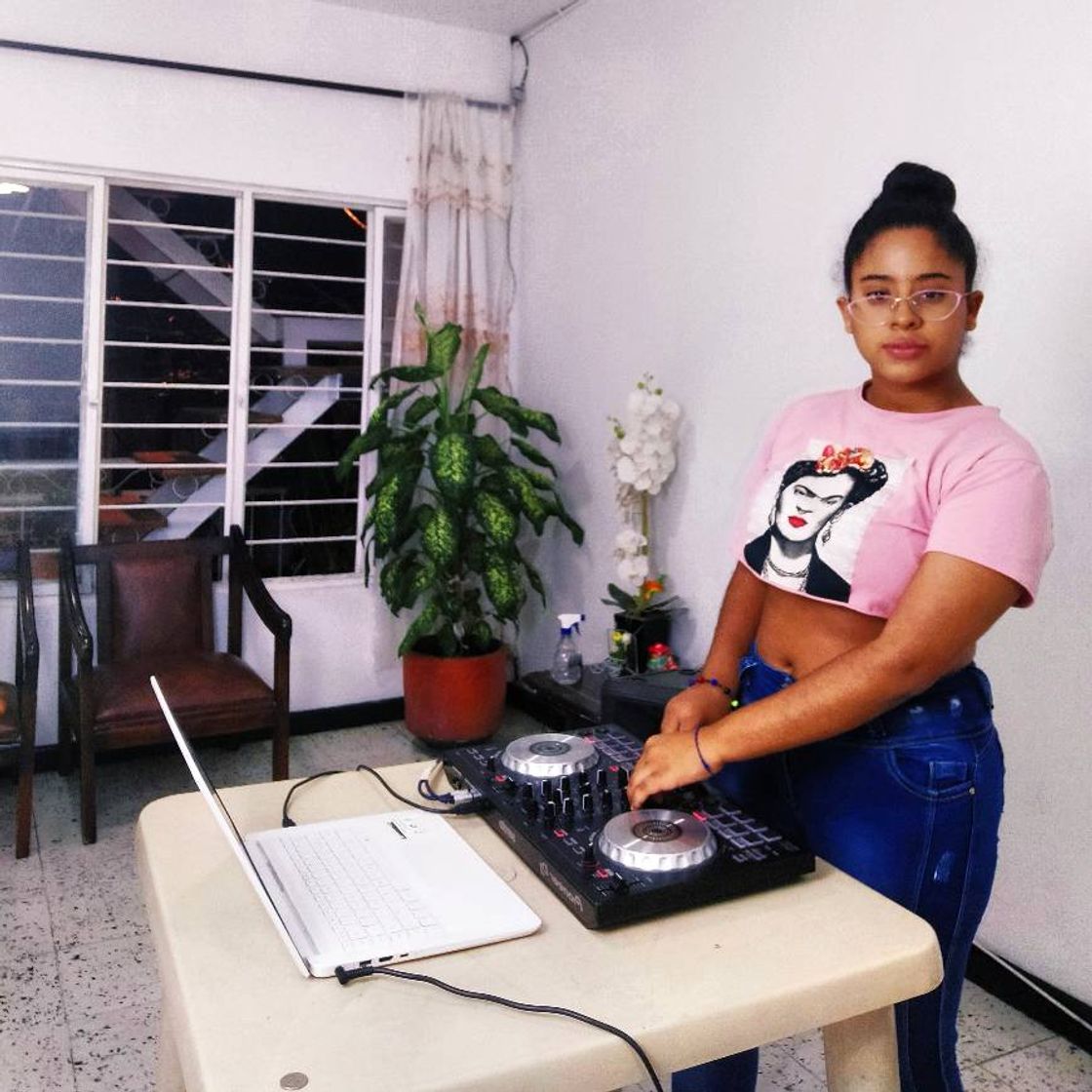 App Una DJ es una chimba y toca bacano ⚡