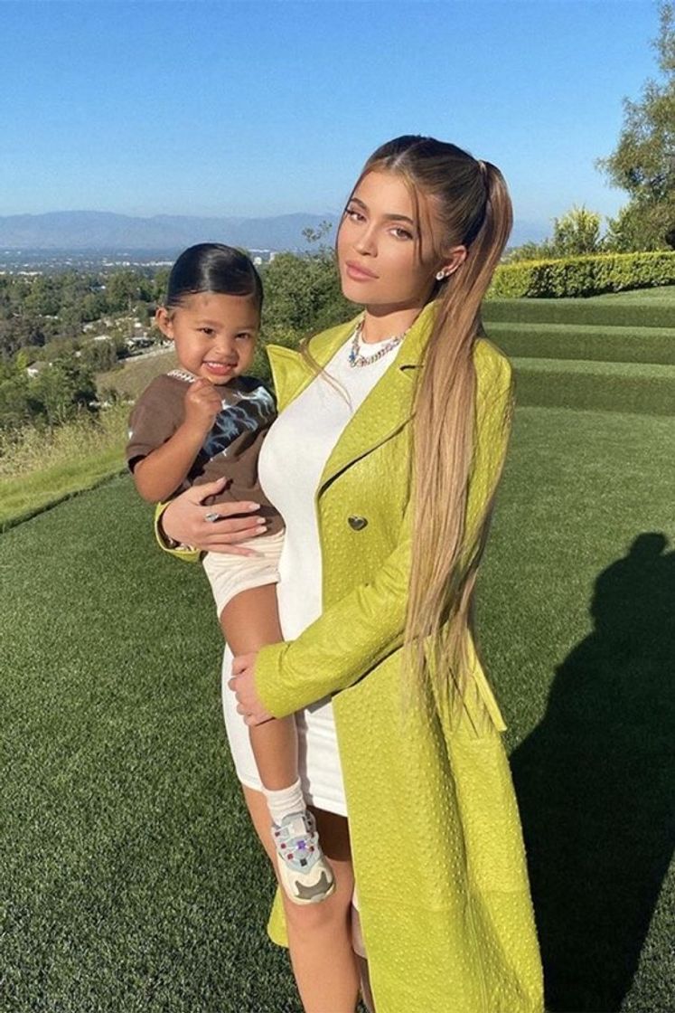 Moda Kylie Jenner com Stormi Jenner😍