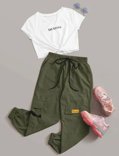 Camiseta gráfica y pantalones