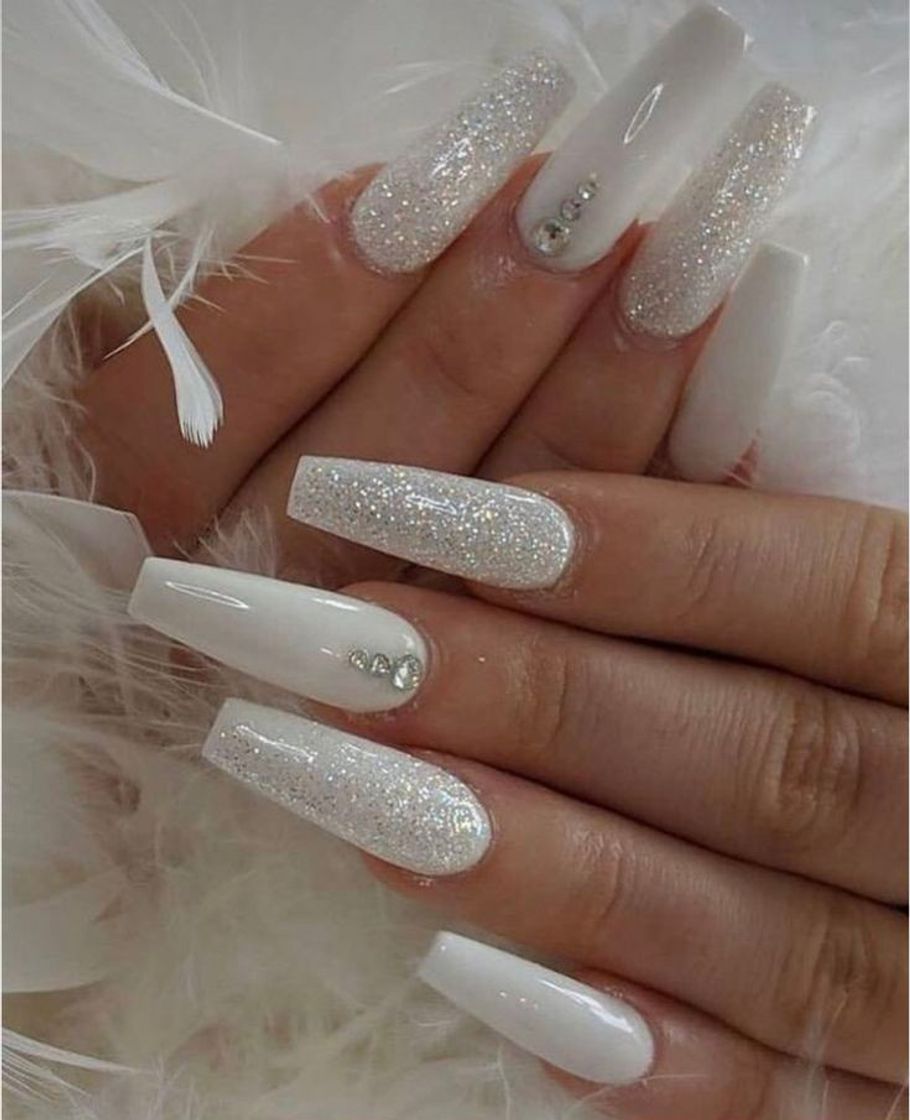 Beauty Unhas brancas com glitter