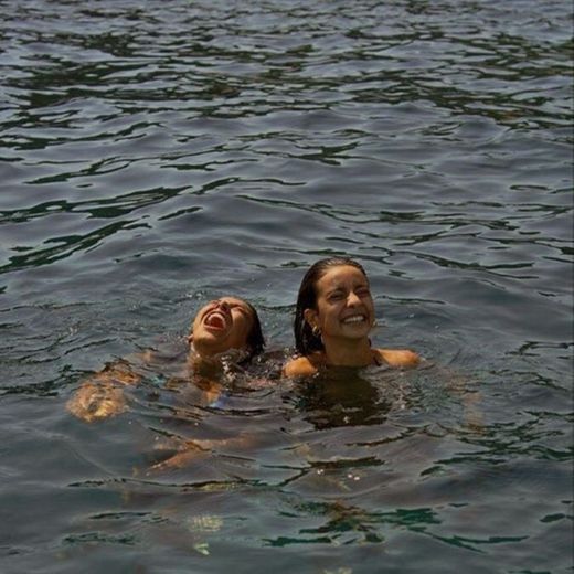foto na água com amiga