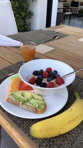 breakfast com variedade de frutas