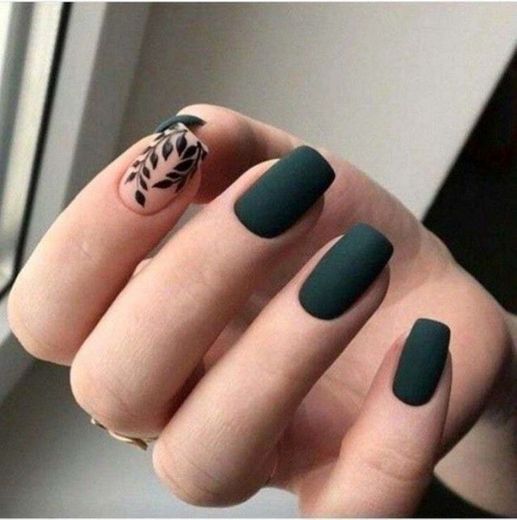 Unhas com aquele verde perfeito 