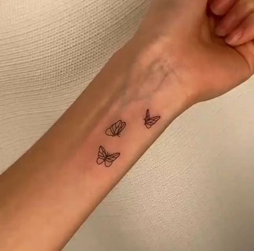 Tatuagem borboletas no pulso