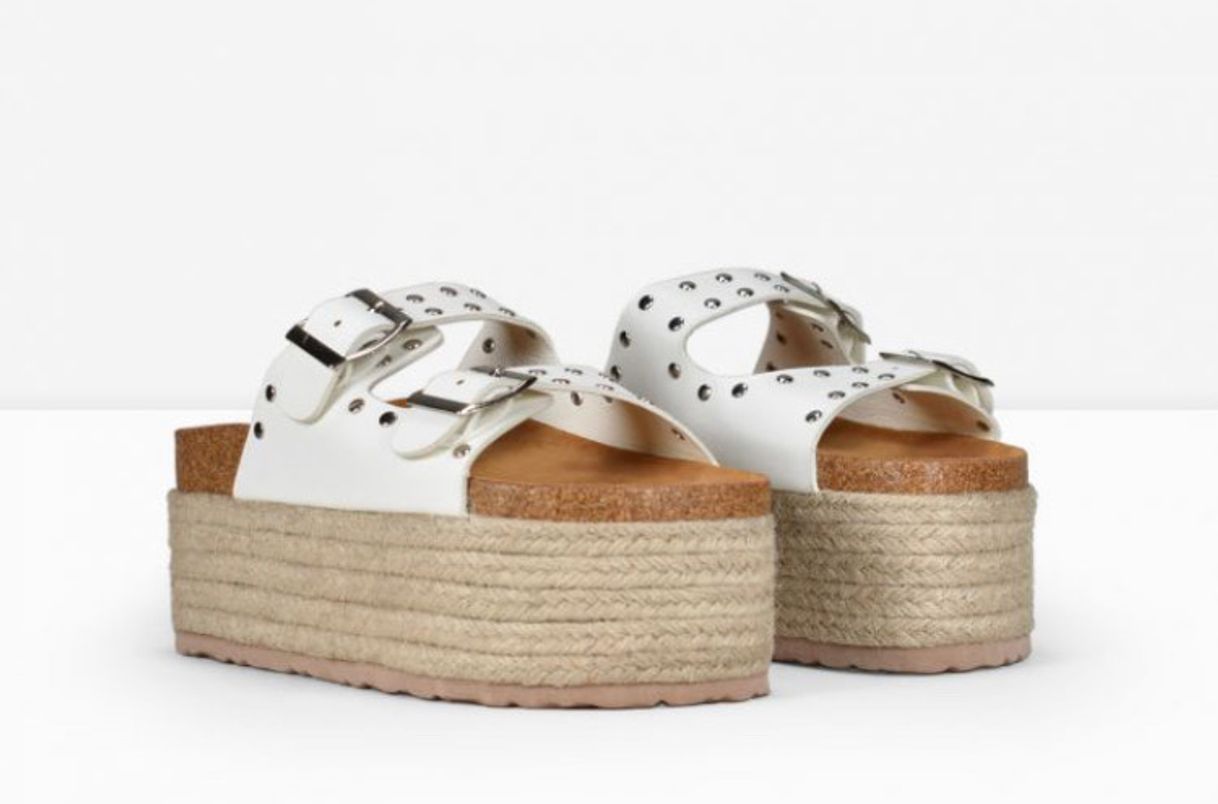 Moda Sandalias blancas con tachas y esparto