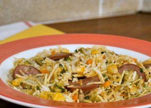 Receita de Arroz com calabresa e batata palha.