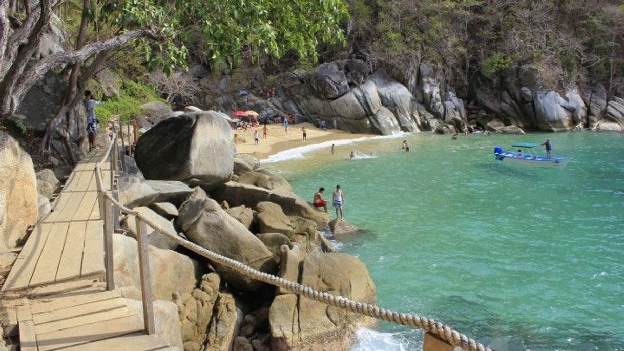 Lugar Colomitos Beach