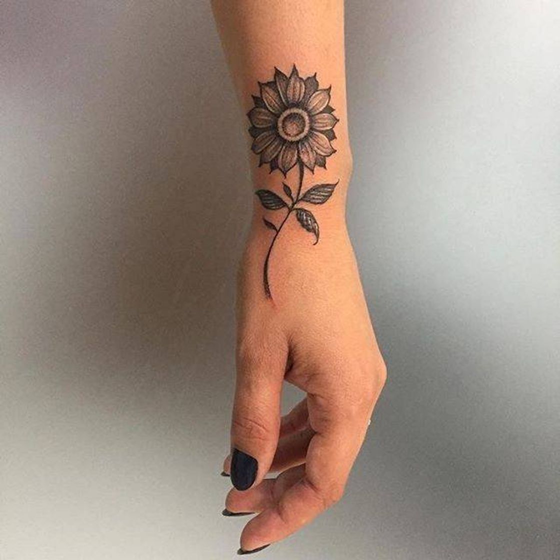 Fashion Tattoo feminina - Flor - Na mão 🖤✨ 