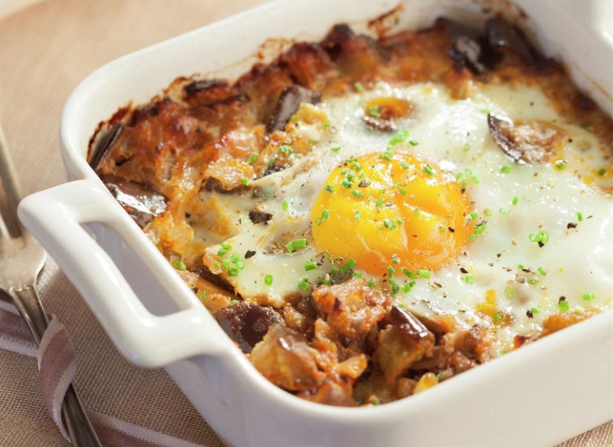 Moda Huevos al plato con berenjena y tomate