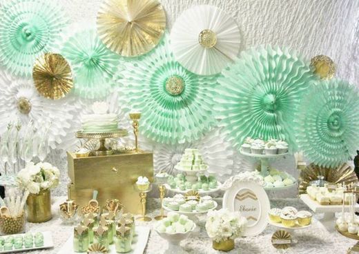 Decoración de cumpleaños verde con dorado