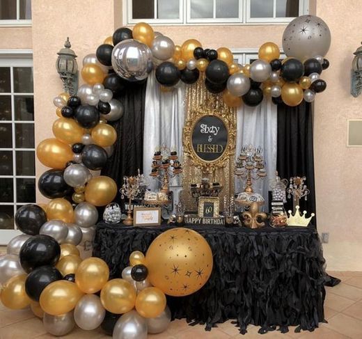 Decoración de cumpleaños dorado con negro 