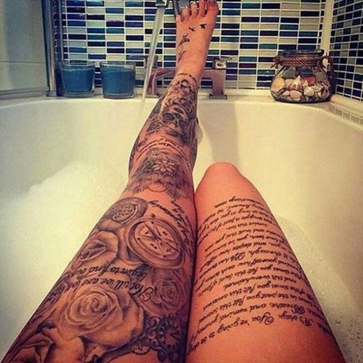 Tatuajes en letras en la pierna 