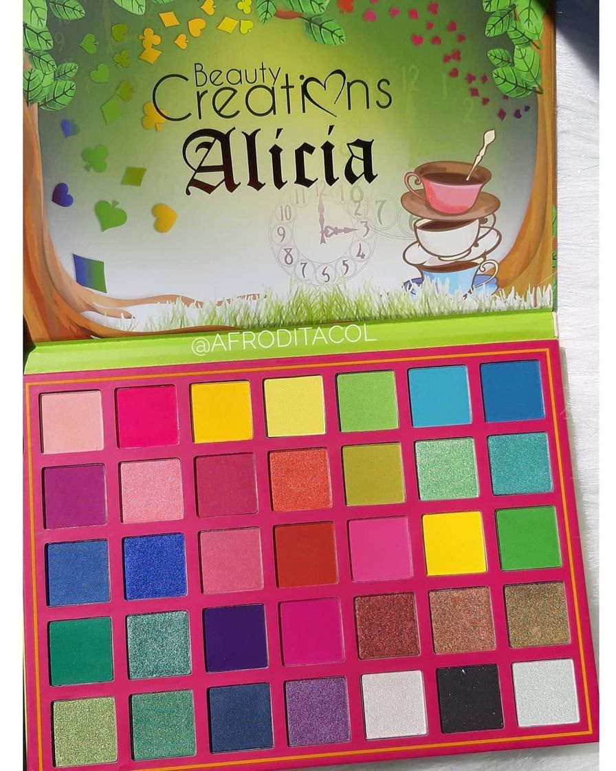 Moda Paleta de sombras Alicia de la marca beauty creations 🤩