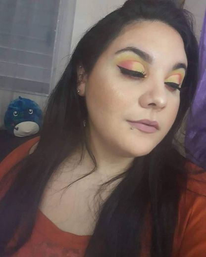 Maquillaje en tonos rosa y amarillo