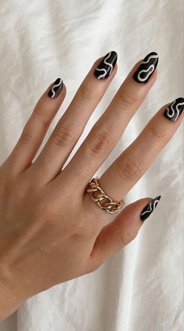 Moda Black & White Nails