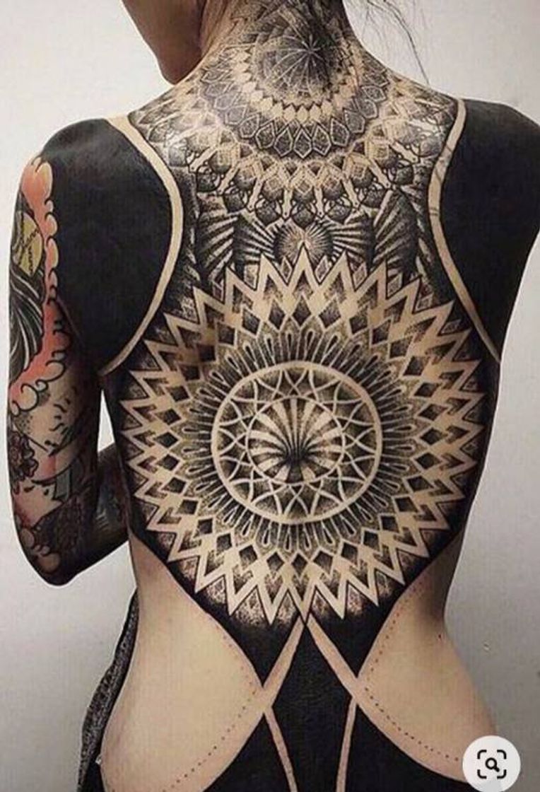 Moda Tatuagem feminina. Costas