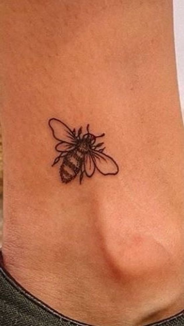 Moda bee tattoo 