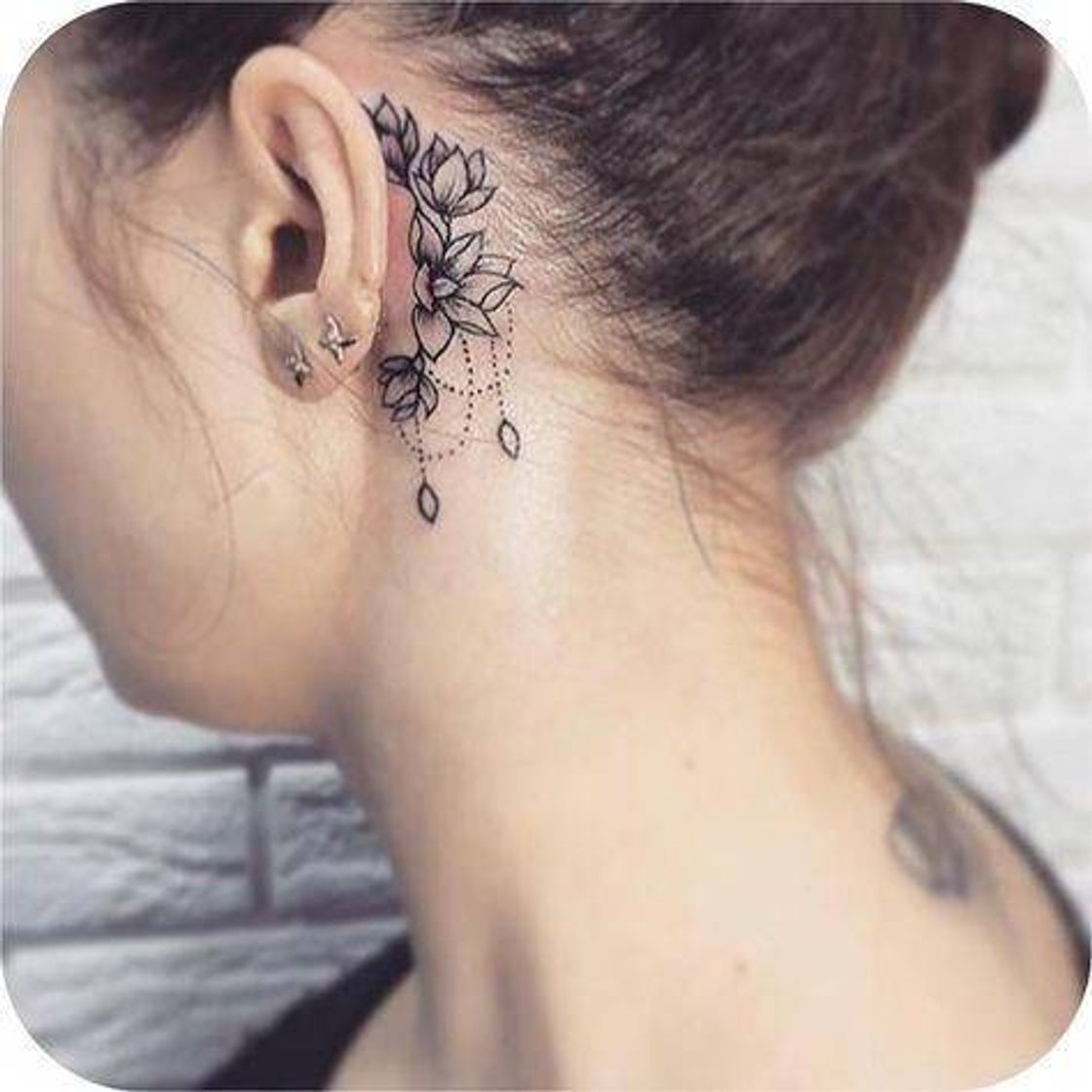 Fashion Tatuagem atrás da orelha