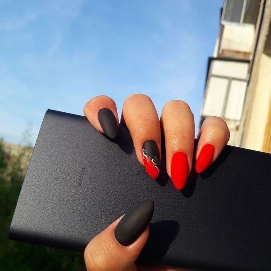 Moda Unhas foscas preta com vermelho