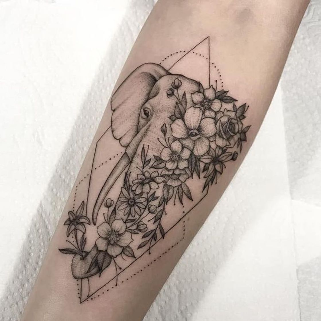 Social Tatuagem de Elefante com flores 