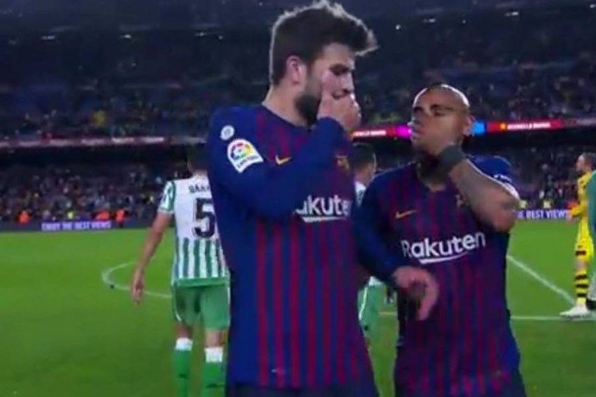 Fashion [VIDEO] Contraste: Piqué llegó en bicicleta al Camp Nou y Arturo ...