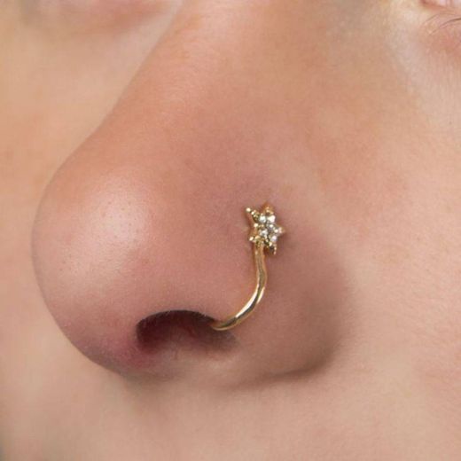 Piercing feminino no nariz 👃