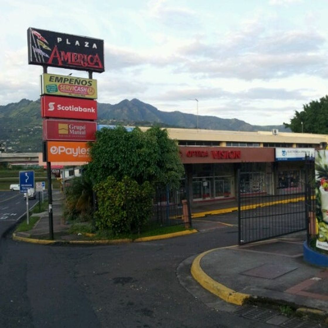 Lugar Centro Comercial Plaza América