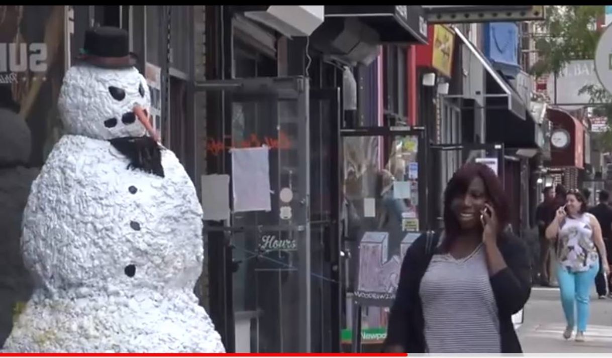 Fashion HOMBRE DE NIEVE ASUSTA A LA GENTE EN EL BARRIO - YouTube